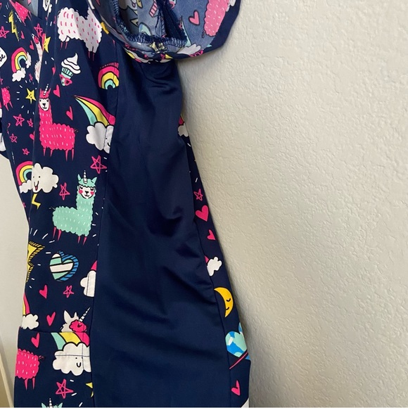 Green Town S scrub top with colorful llama and rainbow print w/ 2 front pockets - Picture 3 of 11